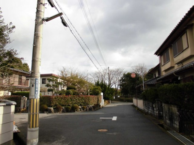 【前面道路含む現地写真】 | 大津市日吉台４丁目33-2 中古戸建 | 前面道路別角度