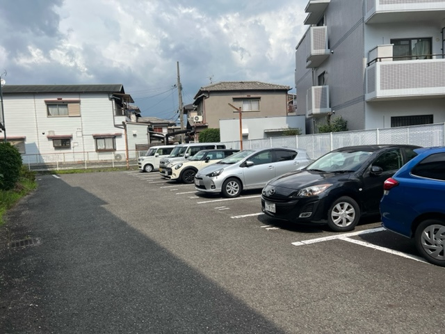 メゾンハートの駐車場