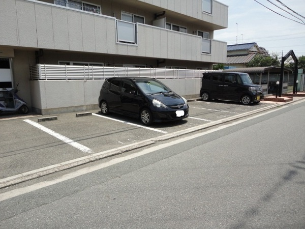 メゾンスペリオールの駐車場