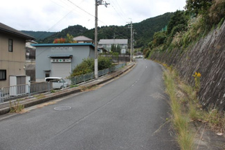 【前面道路含む現地写真】 | 高低差のある側の道路