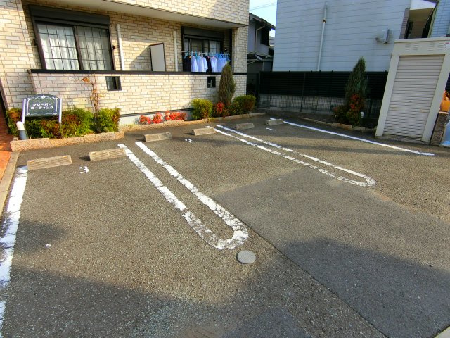 クローバーガーディングの駐車場