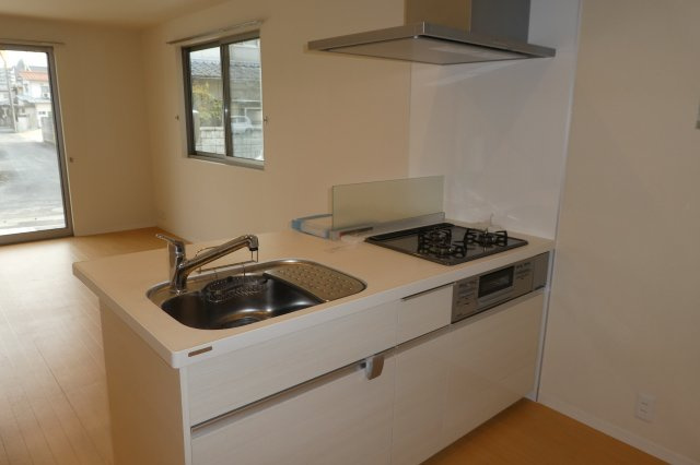 ラフィネ浜のキッチン|３口ガスコンロ付きシステムキッチン