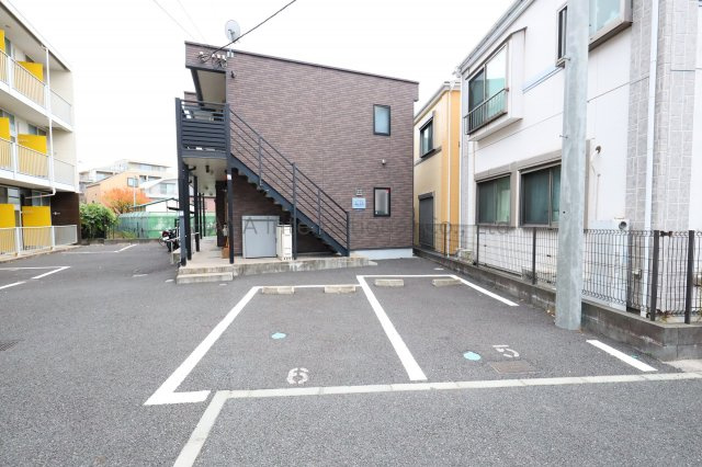 大倉山メルベーユⅢの駐車場