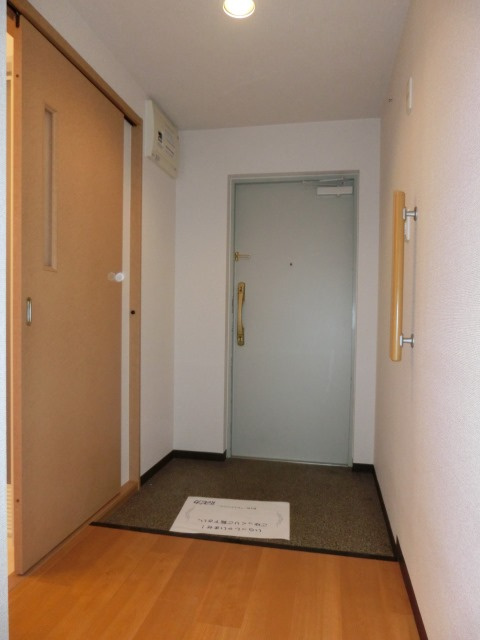 大阪市淀川区新高１丁目の賃貸マンションの玄関