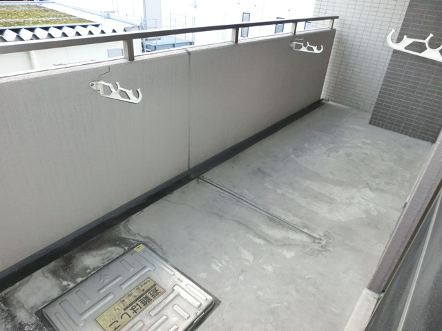 大阪市淀川区新高１丁目の賃貸マンションのバルコニー