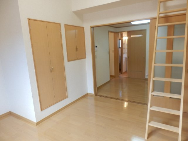 アービルカーサBの洋室|明るい洋室です