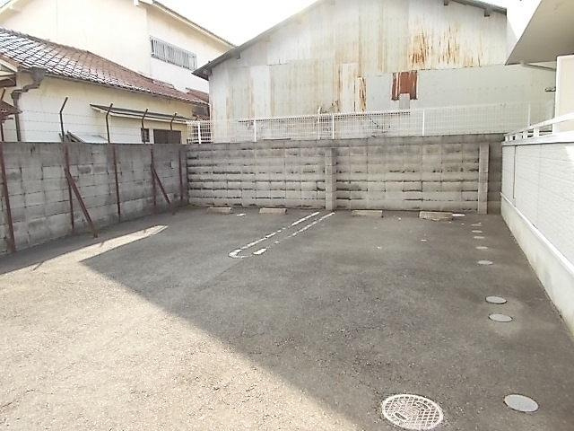 ヴェルデKNの駐車場