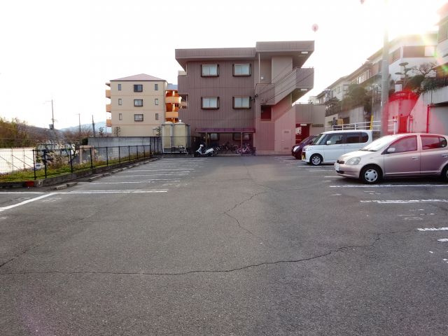 ファミーユ千代田の駐車場