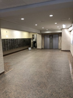 【エントランス】 | 広々とした1階エントランスロビー　管理人室　集合ポスト　エレベーター2基
