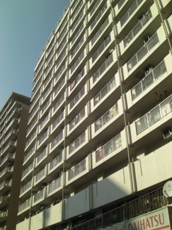 【外観】 | 大規模修繕工事も完了し、共用部分・サッシ関係（ペアガラスのサッシへ交換）・玄関入り口ドア交換・夜間オートロック化・宅配ロッカー設置等きれいなマンションとなっています。