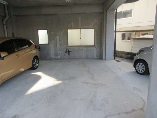 メゾン錦の駐車場