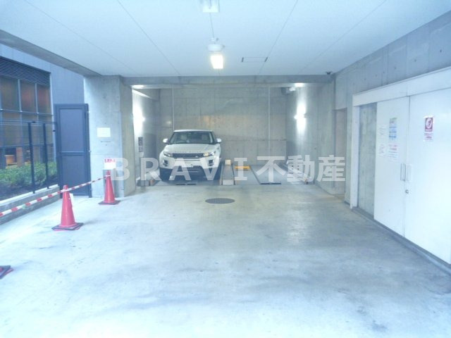ルクレ堺筋本町レジデンス　BRAVI不動産の駐車場|【ルクレ堺筋本町レジデンス】カースペースがあります