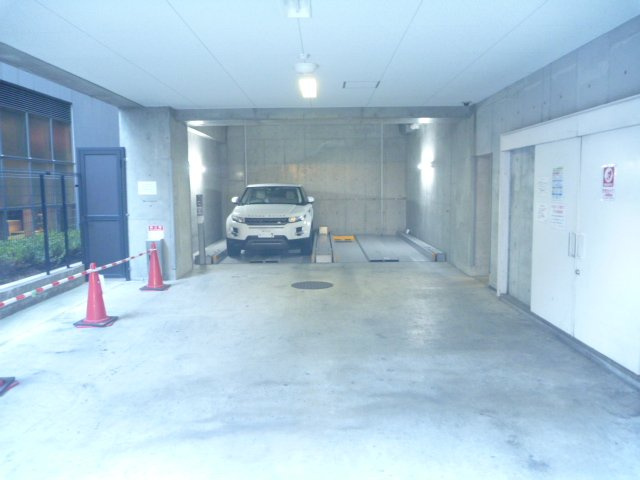 ルクレ堺筋本町レジデンス　BRAVI不動産の駐車場|【ルクレ堺筋本町レジデンス】駐車場に車を止められます