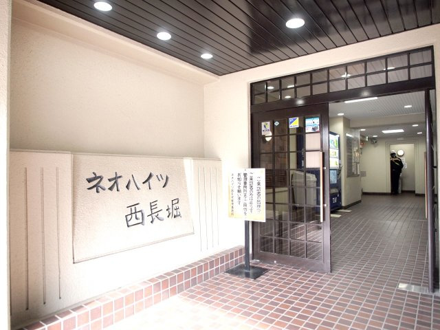 ネオハイツ西長堀のエントランス