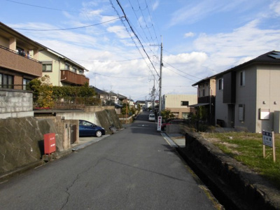 【前面道路含む現地写真】 | 大津市朝日1丁目9-3 売土地 | 北側道路、幅員約13.5ｍ