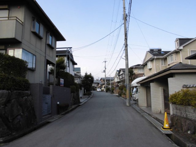 【前面道路含む現地写真】 | 大津市湖青1丁目5-6　角地売り土地 | 東側前面道路、幅員約6.3ｍ
