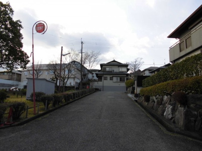 【前面道路含む現地写真】 | 大津市湖青1丁目5-6　角地売り土地 | 南側前面道路、幅員約6.3ｍ