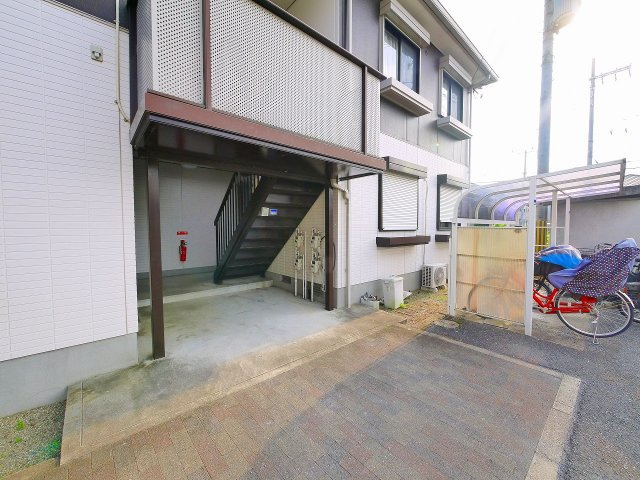 クレールコートAのエントランス|広々とした共有スペース