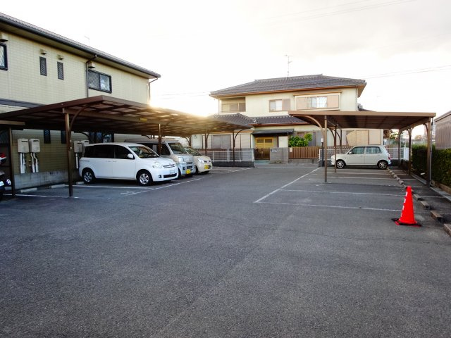 クレールタウンB棟の駐車場