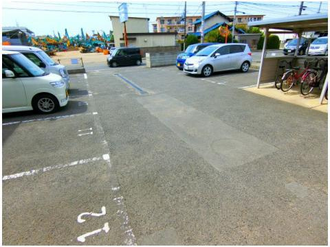 シェル金剛の駐車場