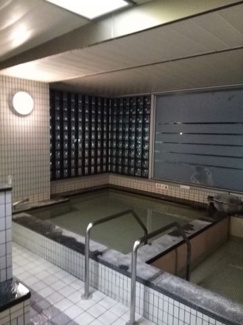 【その他共用部分】 | 共用部分3階にある男女別の温泉大浴場（毎日利用可一部時間で清掃により入れない時間があります。）　サウナあり（オフシーズンは日曜祭日のみ使用可）
