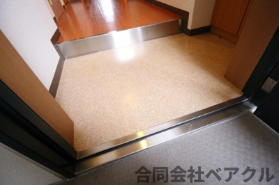 【玄関】 | エリーフラッツ浜大津 | 収納もある玄関です