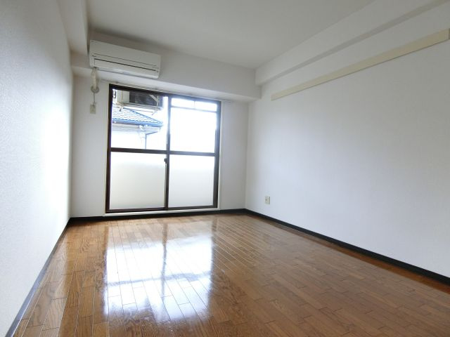 プチメゾン滝谷の洋室