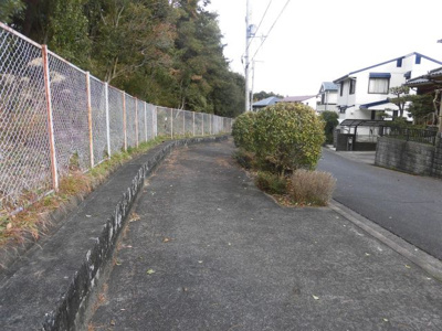 【前面道路含む現地写真】 | 大津市水明二丁目33-7　中古戸建 | 前面道路歩道部分