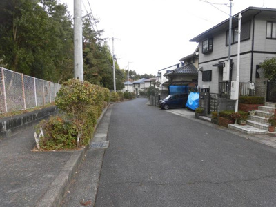 【前面道路含む現地写真】 | 大津市水明二丁目33-7　中古戸建 | 建物外観