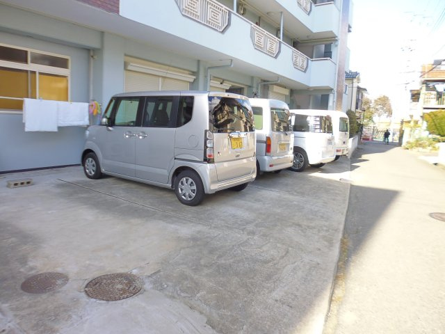 日下マンションの駐車場