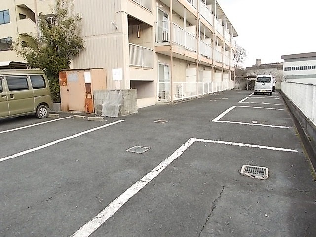 楠古谷マンションの駐車場