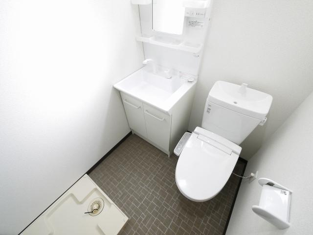 アイリスライフ山陵の洗面所|明るい洗面所です