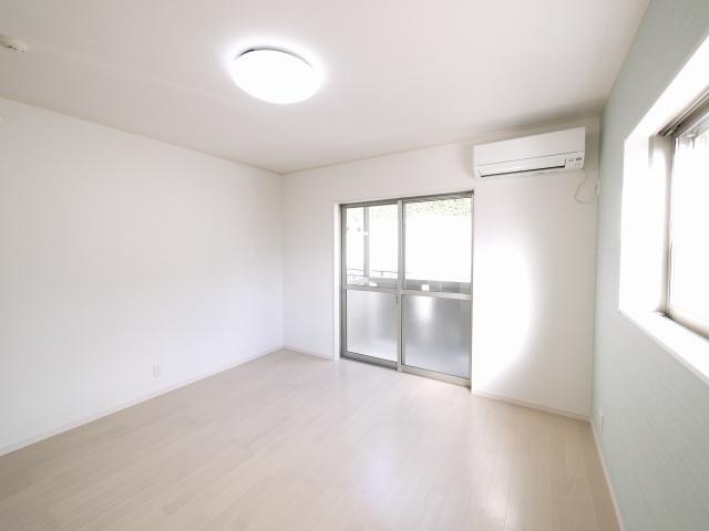 アイリスライフ山陵の洋室|きれいな洋室です