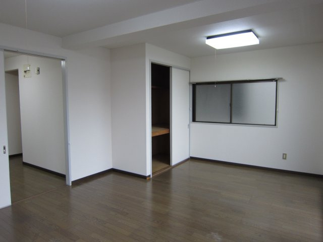 オリーブマンションの洋室