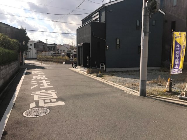 グラッド・タウン岸和田３丁目の前面道路含む現地写真