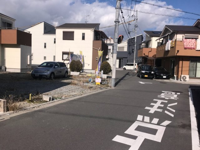 グラッド・タウン岸和田３丁目の前面道路含む現地写真