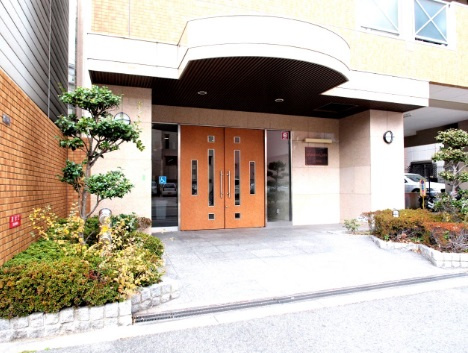 レインボーコート立売堀　BRAVI不動産のエントランス|【レインボーコート立売堀】オシャレなエントランス