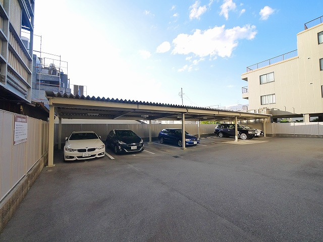 アンジュ高天の駐車場|車をお持ちの方に嬉しい駐車場付きの物件です