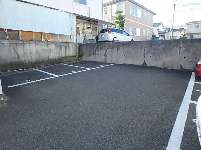 清城ハイツの駐車場