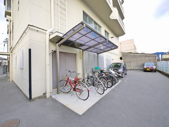 堀川ビルのその他共用部分|自転車置き場が有ります。