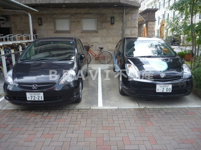 プレサンス心斎橋ザ・スタイル　BRAVI不動産の駐車場|【プレサンス心斎橋ザ・スタイル】カースペースがあります