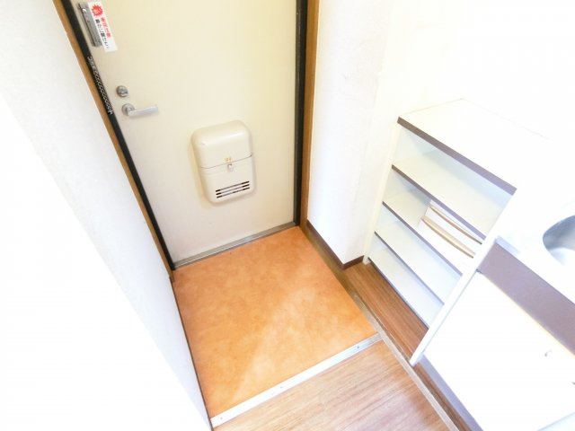 アプティ2番館の玄関