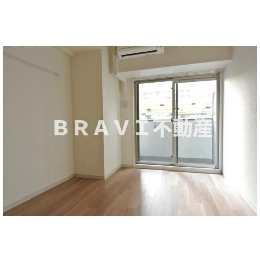 エス・キュート京町堀　BRAVI不動産の洋室