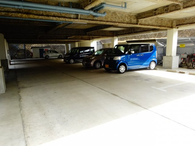 グリーンヒル三日市の駐車場