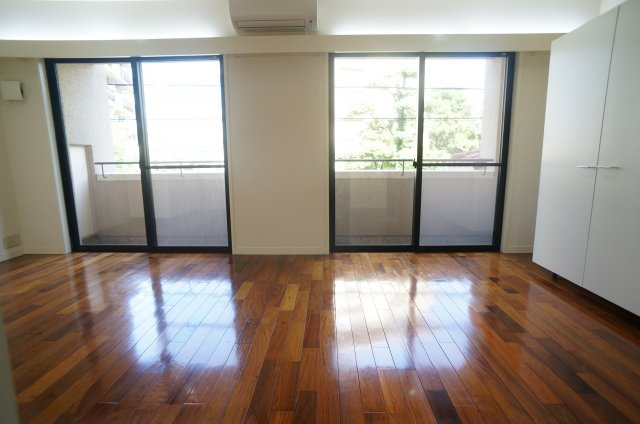 宝塚グリーンハイツ６号館の居間・リビング