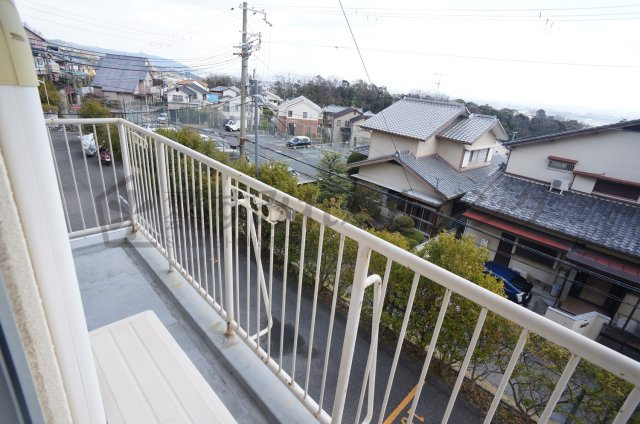 ビューテラス売布Ⅱ（View Terrace 売布Ⅱ）のバルコニー|参考、同建物・同間取りの号室（床の色味などが異なる可能性がございます）