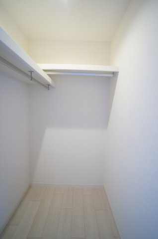 アンボワーズ売布の収納|奥行きのあるウォークインクローゼット