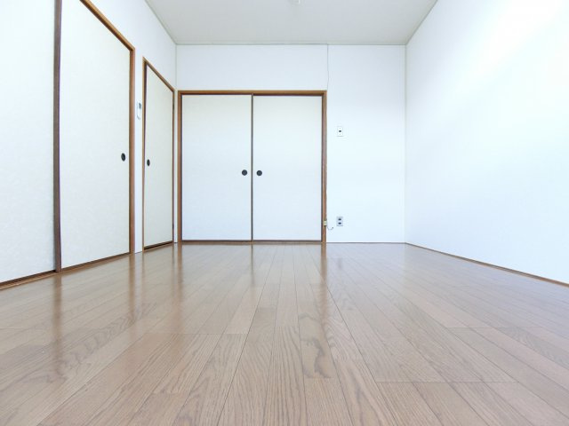 須賀ハイツの洋室