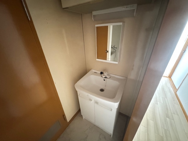 椋本マンションの独立洗面台