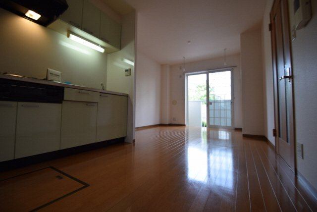 ウィステリアⅣの居間・リビング|閑静な住宅街